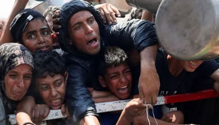 غزہ میں امداد کے منتظر فلسطینی امداد کے لیے جمع ہیں—تصویر بشکریہ سوشل میڈیا