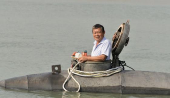 60 سالہ چینی کسان نے آبدوز تیار کرلی