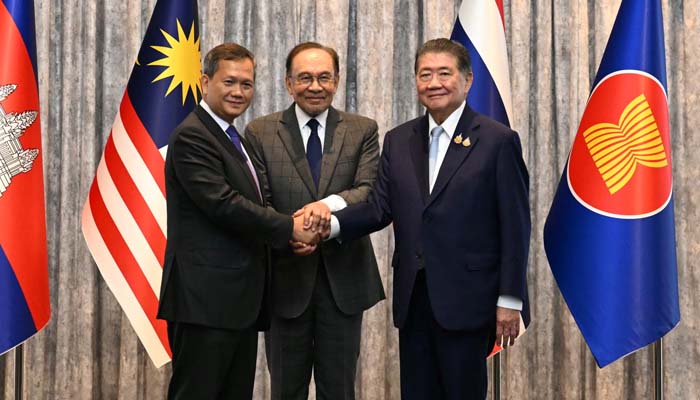 Malaysian Prime Minister Anwar Ibrahim announces a ceasefire between Cambodia and Thailand