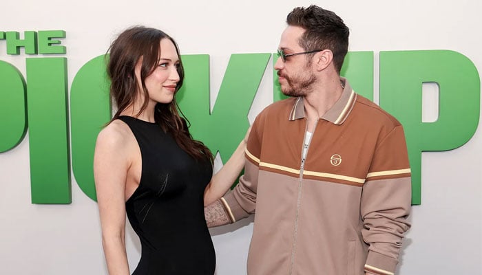 Pete Davidson, Elsie Hewitt share tender smooch at red carpet amid pregnancy