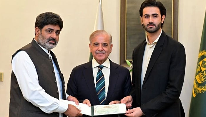 وزیرِ اعظم شہباز شریف نے فائٹر شاہ زیب رند کو 50 لاکھ روپے کا چیک دے دیا