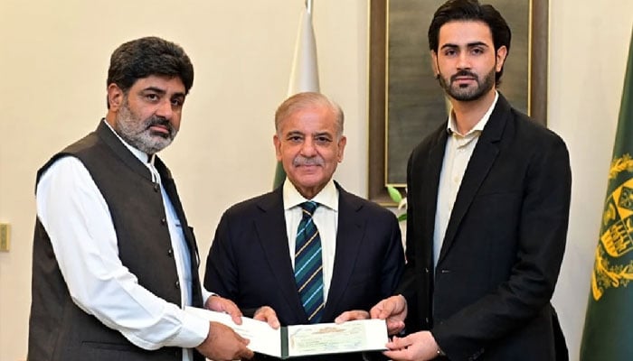 وزیرِ اعظم شہباز شریف نے فائٹر شاہ زیب رند کو 50 لاکھ روپے کا چیک دے دیا