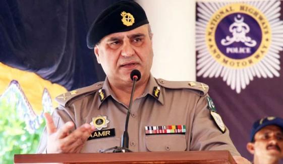 سابق آئی جی عامر ذوالفقار کی گاڑی کو موٹروے پر حادثہ، گاڑی تباہ