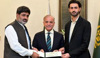وزیرِ اعظم نے فائٹر شاہ زیب رند کو 50 لاکھ روپے کا چیک دیدیا
