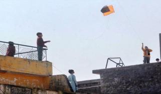 نشئی کا پتنگ کی ڈور گلے پر پھرنے کا ڈرامہ