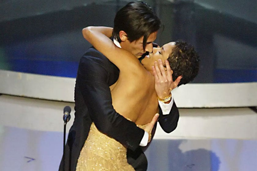 Adrien Brody and Halle Berry onstage kiss (2003)