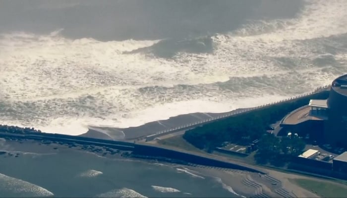 Tsunami waves begin to hit Hawaii after 8.8 magnitude earthquake in Russia