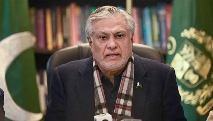 اسحاق ڈار — فائل فوٹو