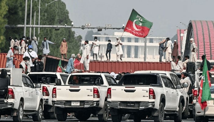 26 نومبر احتجاج کیس میں 50 پی ٹی آئی رہنماؤں کے وارنٹِ گرفتاری جاری