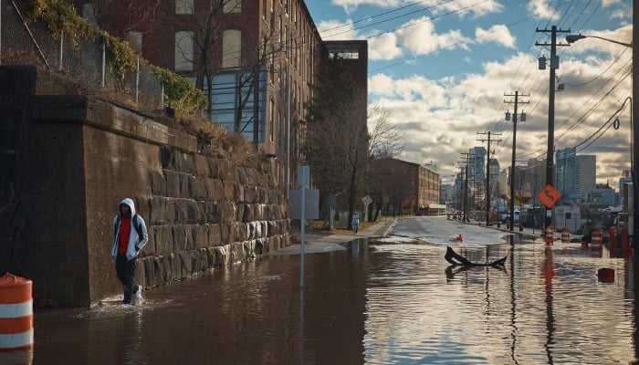 Flash flooding, heavy rain halts travel along US east coast