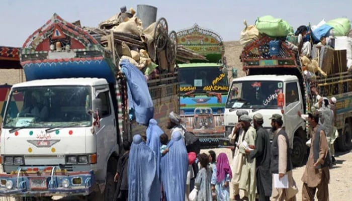 افغان مہاجرین کی بےدخلی کا عمل شروع، وزارت داخلہ کا نوٹیفکیشن بھی آگیا