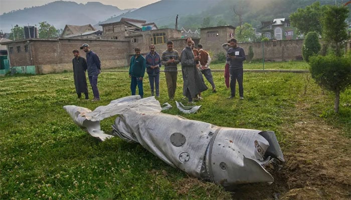 پاکستان کی جانب سے تباہ کیے گئے بھارتی طیارے کا ملبہ مقبوضہ کشمیر کے ضلع پلوامہ کے علاقے پامپورہ میں پڑا ہوا ہے—تصویر بشکریہ غیر ملکی میڈیا