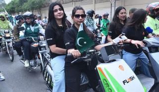 کراچی میں خواتین بائیک ریلی، 100 سے زائد خواتین نے حصہ لیا