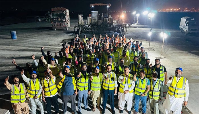 زیر تعمیر نئے رن وے پر کام کرنے والا عملہ اور افسران کام کی تکمیل پر خوشی کا اظہار کر رہے ہیں(تصویر سوشل میڈیا)۔