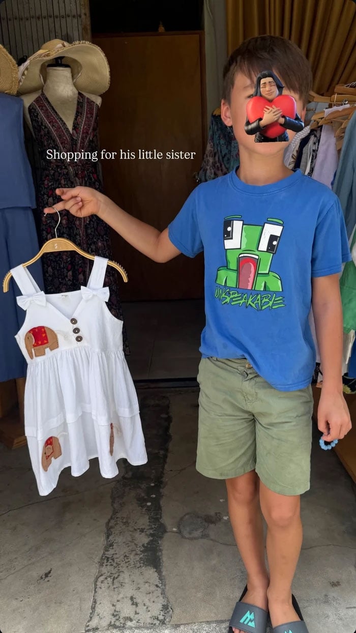 Princess Beatrice’s stepson shops sweet gift for half-sister Sienna on holiday