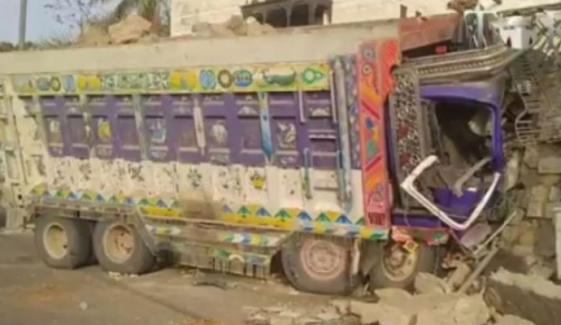 کراچی، ڈیفنس لائبریری کے پاس بےقابو ٹریلر بنگلے کی دیوار سے ٹکرا گیا