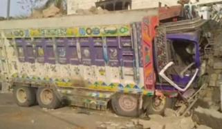 کراچی، ڈیفنس لائبریری کے پاس بےقابو ٹریلر بنگلے کی دیوار سے ٹکرا گیا