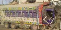 کراچی، ڈیفنس لائبریری کے پاس بےقابو ٹریلر بنگلے کی دیوار سے ٹکرا گیا