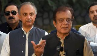 شبلی فراز، عمر ایوب، زرتاج گل سمیت 9 ارکان پارلیمنٹ کو نااہل قرار دے دیا گیا