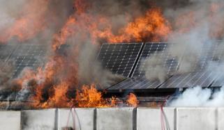 راولپنڈی: گھر کی چھت پر لگے سولر پینلز میں آگ لگ گئی