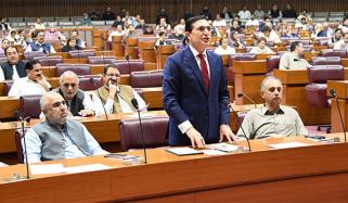 پی ٹی آئی کی احتجاجی واک، پولیس نے ارکان اسمبلی کو پارلیمنٹ کے گیٹ پر روک لیا 