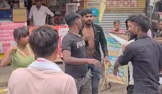 چھولے بھٹورے کھانے جانیوالی لڑکی کے بھائی نے بوائے فرینڈ کی پٹائی کردی