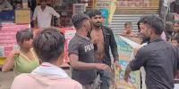 چھولے بھٹورے کھانے جانیوالی لڑکی کے بھائی نے بوائے فرینڈ کی پٹائی کردی