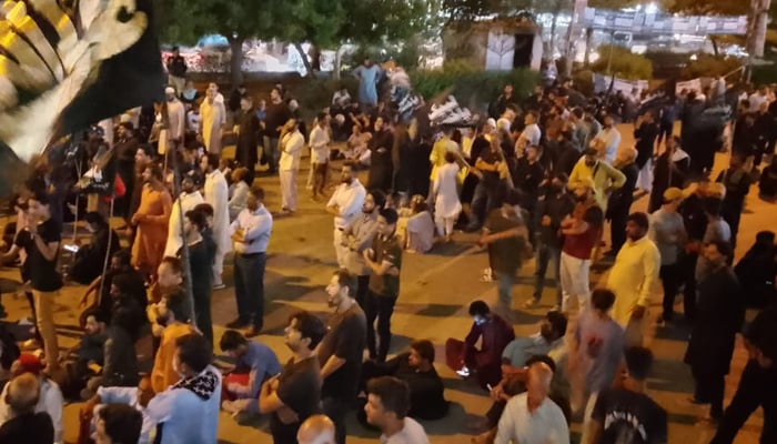 کراچی میں زمینی راستے سے کربلا جانے پر پابندی کیخلاف ایم ڈبلیو ایم کا مارچ روک دیا گیا