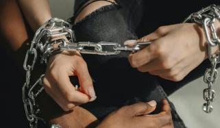 شکی مزاج بوائے فرینڈ نے خاتون کو کئی ماہ بیڈ کے ساتھ زنجیروں سے جکڑے رکھا