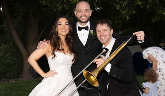 امریکا: دلہا دلہن نے شادی میں آنیوالے مہمانوں کیلئے 1 ہزار ڈالر کا ٹکٹ رکھ دیا 