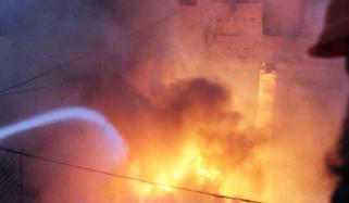 کراچی، لانڈھی کی ایک اور فیکٹری میں لگی آگ پر قابو پالیا گیا