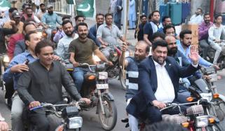 موقع ملا تو پورے پاکستان کو جناح کیپ والی نمبر پلیٹ مفت دیں گے، گورنر سندھ