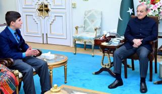 وزیراعظم سے طالب علم اکرام اللّٰہ کاکڑ کی ملاقات