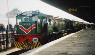 لاہور سے ملتان جانے والی ٹرین کو حادثہ، 4 مسافر زخمی