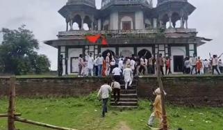 بھارت: 200 سال پرانے تاریخی مقبرے پر انتہاپسند ہندو تنظیموں نے دھاوا بول دیا
