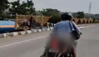 بھارت: کوئی مدد کرنے نہیں آیا، شہری بیوی کی لاش موٹرسائیکل پر باندھ کر لے جانے پر مجبور 
