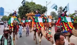 جشن آزادی معرکہ حق، گورنر ہاؤس کراچی سے اونٹ ریلی نکالی گئی