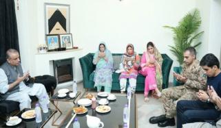 وفاقی وزیر عبدالعلیم کی میجر زیاد سلیم شہید کی رہائشگاہ آمد، اہل خانہ سے تعزیت