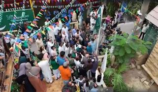 کراچی پریس کلب میں جشنِ آزادی، میئر کراچی مرتضی وہاب نے پرچم کشائی کی