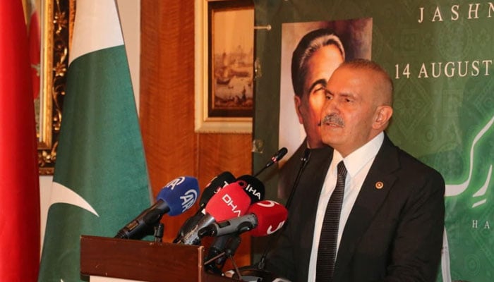 صدرپاک ترک  کلچرل ایسوسی ایشن  اور ترک گرینڈ نیشنل اسمبلی کے رکن برہان  قایا ترک—جنگ فوٹو