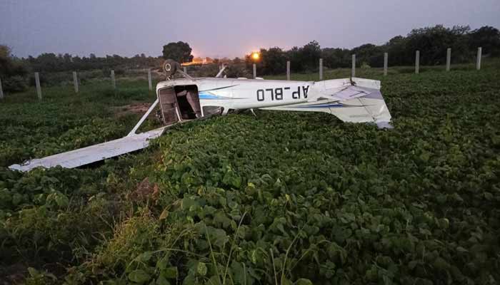 تربیتی طیارہ گرنے سے پائلٹ اور ٹرینی پائلٹ زخمی ہوئے۔