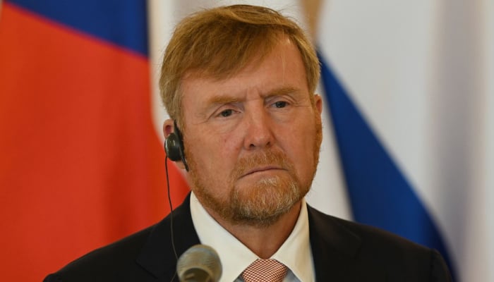 King Willem breaks cover after month-long absence to mark solemn occasion