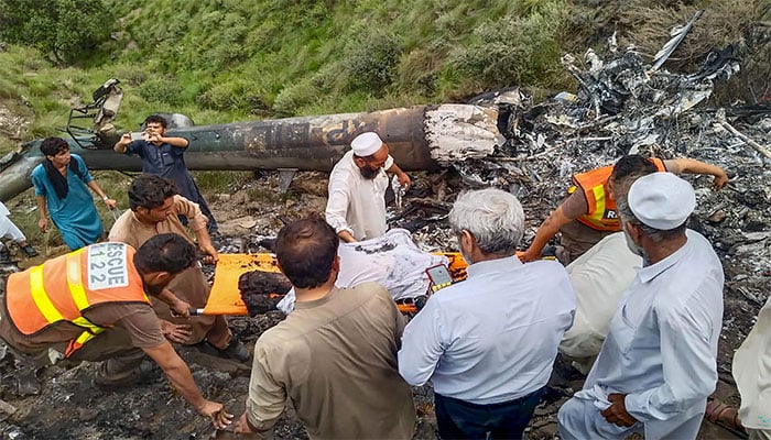 خیبر پختونخوا حکومت کے تباہ ہونے والے ہیلی کاپٹر کا ملبہ جائے حادثہ پر بکھرا ہوا ہے—فوٹو: اے ایف پی