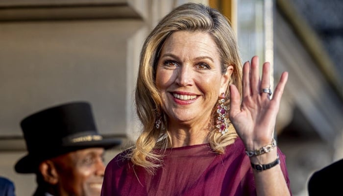 Queen Máxima steps out with daughters on spiritual visit