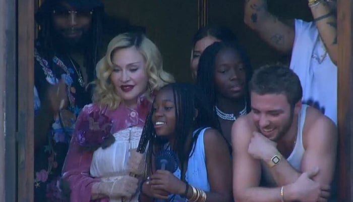 Madonna enjoyrs Italian horse race with her kids