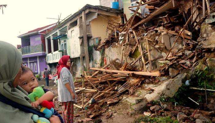Powerful earthquake strikes Indonesia, causing injuries and panic