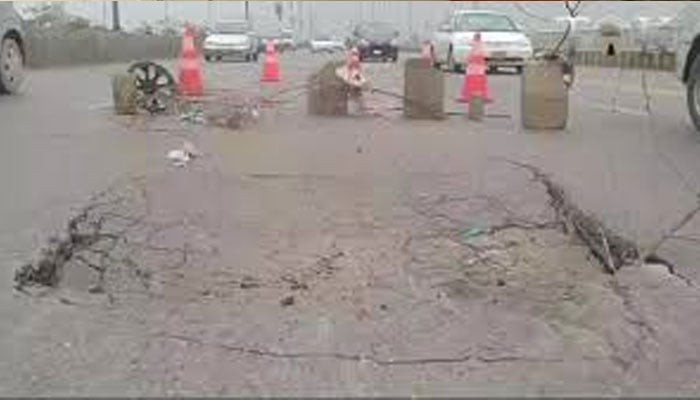 کراچی، ناتھا خان پل پر پھر گڑھا پڑ گیا
