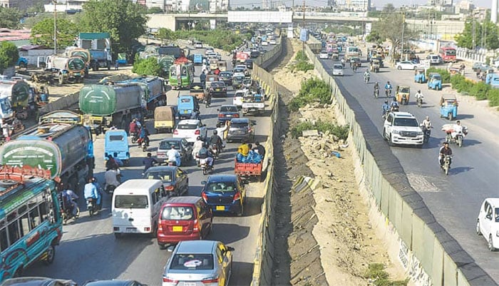 کراچی میں ریڈ لائن بس منصوبہ کئی سال گزرنے کے باوجود مکمل نہیں ہوسکا