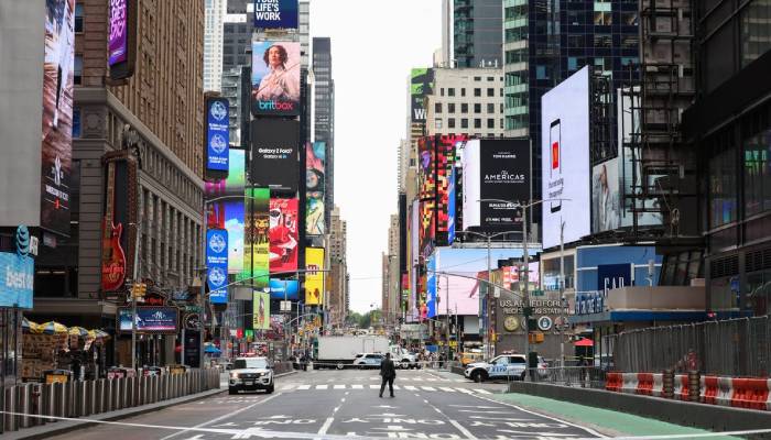 Times Square temporarily shut down over suspicious package