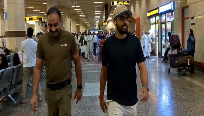 بابر اعظم امریکہ سے لاہور واپس پہنچ گئے